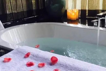 杭州西湖区水疗池中的失重冥想：当身体学会漂浮